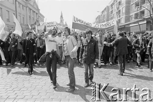 1.05.1982, Warszawa, Polska.
Niezależna manifestacja, demonstranci z transparentami m.in. 