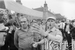 1.05.1982, Warszawa, Polska.
Niezależna manifestacja, demonstranci na placu Zamkowym. Widoczny transparent: 