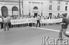 1.05.1982, Warszawa, Polska.
Niezależna manifestacja, demonstranci z transparentem: 