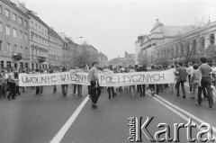 1.05.1982, Warszawa, Polska.
Niezależna manifestacja, demonstranci z transparentem 