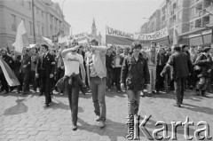 1.05.1982, Warszawa, Polska.
Niezależna manifestacja, demonstranci z transparentami m.in. 