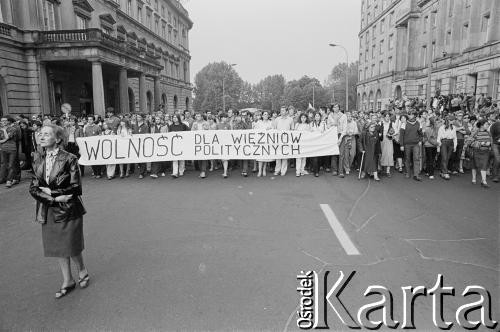 1.05.1982, Warszawa, Polska.
Niezależna manifestacja, demonstranci z transparentem 