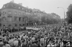 1.05.1982, Warszawa, Polska.
Niezależna manifestacja, demonstranci z transparentem: 