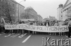 1.05.1982, Warszawa, Polska.
Niezależna manifestacja, demonstranci z transparentem: 
