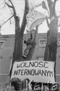 3.05.1982, Warszawa, Polska.
Niezależna manifestacja na Starym Mieście. Na drzewie przed Zamkiem Królewskim wiszą transparenty o treści: 