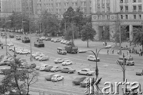 3.05.1982, Warszawa, Polska.
Pojazdy ZOMO na placu Konstytucji. Tego dnia obyła się na Starym Mieście niezależna manifestacja.
Fot. Tomasz Tomaszewski, zbiory Ośrodka KARTA