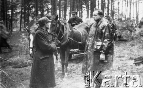 Druga połowa 1944, Kielecczyzna.
2 Pułk Piechoty Legionów Armii Krajowej, z prawej lekarz Władysław Chachaj ps. 