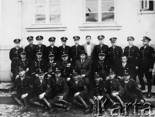 1935, Kowel, woj. wołyńskie, Polska.
Kadra oficerska Policji Państwowej. w górnym rzędzie 4. od lewej starszy przodownik Jan Piwnik.
Fot. NN, kolekcja Cezarego Chlebowskiego, zbiory Ośrodka KARTA