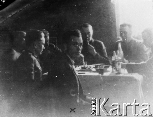 Brak daty, brak miejsca.
Grupa mężczyzn przy stole.
Fot. NN, kolekcja Cezarego Chlebowskiego, zbiory Ośrodka KARTA