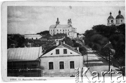 Przed 1939, Pińsk, woj. poleskie, Polska.
Ulica Marszałka Piłsudskiego, w głębi kolegium i kościół jezuitów, z prawej wieże kościoła św. Dominika.
Fot. NN, kolekcja Cezarego Chlebowskiego, zbiory Ośrodka KARTA