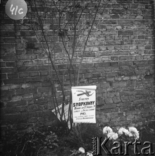 Po 1943, Warszawa, Polska.
Grób sióstr Marii i Jadwigi Snopkówien, łączniczek Armii Krajowej, zastrzelone 10 kwietnia 1943 roku w związku z podejrzeniem o współpracę z gestapo.
Fot. NN, kolekcja Cezarego Chlebowskiego, zbiory Ośrodka KARTA