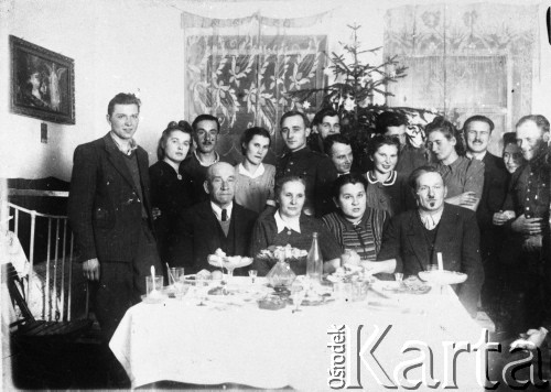 Lata 40.-lata 50., brak miejsca.
Grupa osób przy świątecznym stole.
Fot. NN, kolekcja Cezarego Chlebowskiego, zbiory Ośrodka KARTA
