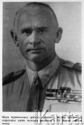 Brak daty, brak miejsca.
Major dyplomowany (później pułkownik) Michał Rybikowski, oficer Wojska Polskiego, organizator polskiego wywiadu na terenie III Rzeczy Niemieckiej podczas II wojny światowej, działał także na terenie Litwy, Łotwy, Finlandii i Szwecji, walczył w szeregach 2 Korpusu Polskiego.
Fot. NN, kolekcja Cezarego Chlebowskiego, zbiory Ośrodka KARTA