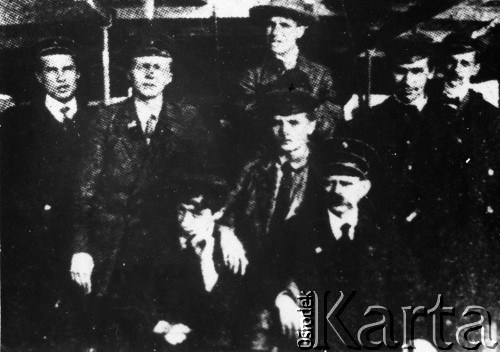 Ok. 1914, bra kmiejsca.
Grupa mężczyzn, wśród nich Stefan Rowecki ps. 