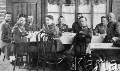 1929, Troki, woj. wileńskie, Polska.
Odprawa komendantów, 1. z lewej mjr Emil A. Fieldorf, 2. z lewej mjr Leopold Okulicki. W czasie II wojny światowej obaj byli dowódcami polskiego podziemia zbrojnego.
Fot. NN, kolekcja Cezarego Chlebowskiego, zbiory Ośrodka KARTA