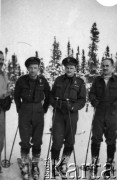 Przed 16.04.1945, Kanada.
Mężczyźni na nartach, w środku Marian Zając (1920-1945), narciarz i lotnik 305 Dywizjonu Bobowego 