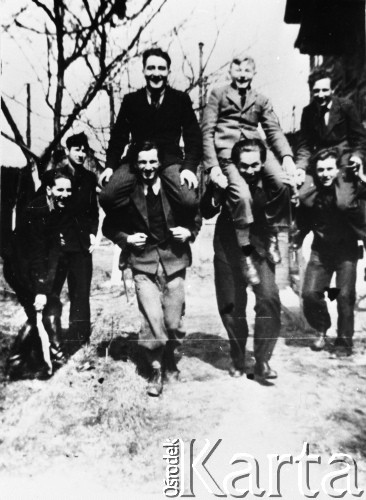 5.04.1941, Końskie, dystrykt radomski, Generalne Gubernatorstwo.
Grupa członków ruchu oporu AK; idą: Zygmunt Wyrwicz ps. 