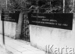Po 1978, Katyń, Smoleńska obł., ZSRR.
Tablice na murze z napisem w języku polskim i rosyjskim: 