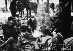 Jesień 1943, Szczytniak, Góry Świętokrzyskie.
Zgrupowania Partyzanckie AK. Przy ognisku siedzą od lewej: Komendant por. cc. Jan Piwnik 
