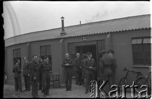 1944-1946, Faldingworth, Wielka Brytania. 
Grupa lotników z 300 Dywizjonu przed jednym z budynków stacji. Drugi od lewej kpt. Kornel Wiszniewski, dowódca Sekcji Medycznej Stacji Faldingworth.
Fot. Zenon Brejwo, zbiory Ośrodka KARTA