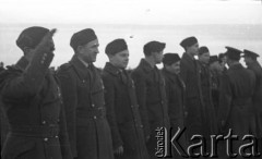 1943-1946, Wielka Brytania. 
Dekoracja lotników Orderami Virtuti Militari przez gen. Mateusza Iżyckiego, dowódcę Polskich Sił Powietrznych.
Fot. Zenon Brejwo, zbiory Ośrodka KARTA