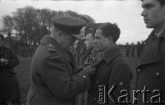 1943-1946, Wielka Brytania. 
Dekoracja lotników Orderami Virtuti Militari przez gen. Mateusza Iżyckiego, dowódcę Polskich Sił Powietrznych.
Fot. Zenon Brejwo, zbiory Ośrodka KARTA