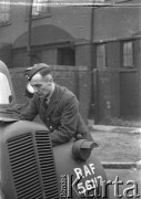 1943-1946, Wielka Brytania. 
Niezidentyfikowany członek personelu naziemnego Polskich Sił Powietrznych przy samochodzie służbowym.
Fot. Zenon Brejwo, zbiory Ośrodka KARTA