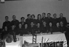 1943-1946, Wielka Brytania. 
Grupa podoficerów z personelu naziemnego Polskich Sił Powietrznych i ochotniczek WAAF (Pomocniczej Lotniczej Służby Kobiet) pozujących do zdjęcia podczas wieczorku towarzyskiego.
Fot. Zenon Brejwo, zbiory Ośrodka KARTA