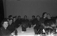 1943-1946, Wielka Brytania. 
Grupa podoficerów z personelu naziemnego Pplskich Sił Powietrznych i ochotniczek WAAF (Pomocniczej Lotniczej Służby Kobiet) przy stole podczas wieczorku towarzyskiego.
Fot. Zenon Brejwo, zbiory Ośrodka KARTA