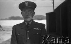 1943, Ingham, Wielka Brytania. 
Niezidentyfikowany podporucznik z odznaką lotniczego personelu medycznego na mundurze. 
Fot. Zenon Brejwo, zbiory Ośrodka KARTA