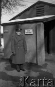 1943, Ingham, Wielka Brytania. 
Niezidentyfikowany podporucznik z personelu medycznego przed wejściem do izby chorych (Sick Quarters). 
Fot. Zenon Brejwo, zbiory Ośrodka KARTA