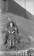 1944-1946, Faldingworth, Wielka Brytania.
Ochotniczka WAAF (Pomocniczej Lotniczej Służby Kobiet) z personelu medycznego z kolegą z personelu naziemnego Polskich Sił Powietrznych.
Fot. Zenon Brejwo, zbiory Ośrodka KARTA