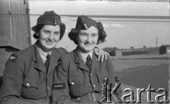 1944-1946, Faldingworth, Wielka Brytania. 
Ochotniczki WAAF (Pomocniczej Lotniczej Służby Kobiet). Pierwsza z prawej nosi na kołnierzu odznaki personelu medycznego RAF.
Fot. Zenon Brejwo, zbiory Ośrodka KARTA