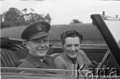 1943-1944, Wielka Brytania. 
Z lewej por. Kornel Wiszniewski, dowódca Sekcji Medycznej 300 Dywizjonu. 
Fot. Zenon Brejwo, zbiory Ośrodka KARTA