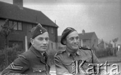 1943-1946, Wielka Brytania. 
Lotnik w brytyjskim stopniu Corporala z personelu naziemnego Polskich Sił Powietrznych ze swoim kolegą z 10 Brygady Kawalerii Pancernej z charakterystycznym pojedynczym czarnym naramiennikiem na lewym ramieniu..
Fot. Zenon Brejwo, zbiory Ośrodka KARTA