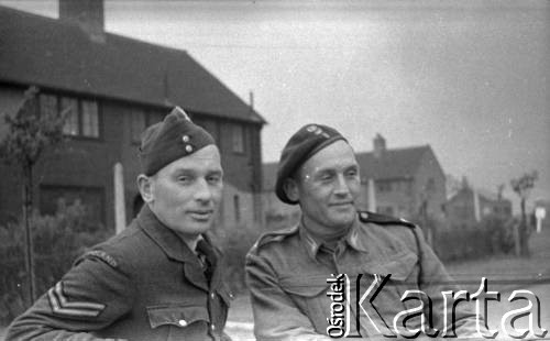 1943-1946, Wielka Brytania. 
Lotnik w brytyjskim stopniu Corporala z personelu naziemnego Polskich Sił Powietrznych ze swoim kolegą z 10 Brygady Kawalerii Pancernej z charakterystycznym pojedynczym czarnym naramiennikiem na lewym ramieniu..
Fot. Zenon Brejwo, zbiory Ośrodka KARTA