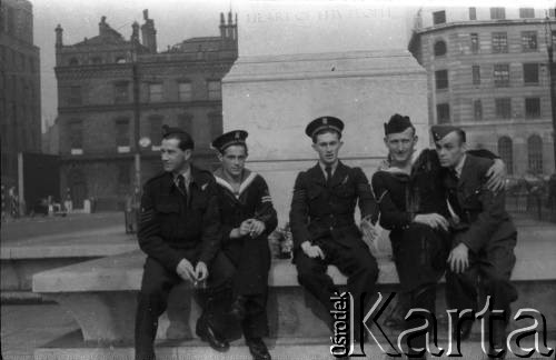 1943-1946, Manchester, Wielka Brytania. 
Sierżant Zenon Brejwo, sanitariusz ze Stacji Faldingworth (pierwszy z prawej) z kolegami z personelu latającego Polskich Sił Powietrznych i zaprzyjaźnionymi marynarzami z Marynarki Wojennej RP na placu St. Peter`s Square w Manchesterze przy pomniku upamiętniającym żołnierzy poległych na frontach I wojny światowej.
Fot. NN, zbiory Ośrodka KARTA