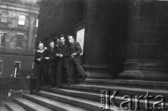 1943-1946, Manchester, Wielka Brytania. 
Sierżant Zenon Brejwo, sanitariusz ze Stacji Faldingworth (pierwszy z prawej) z kolegami z personelu latającego Polskich Sił Powietrznych i zaprzyjaźnionymi marynarzami z Marynarki Wojennej RP przed wejściem do jednego z budynków.
Fot. NN, zbiory Ośrodka KARTA