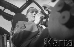 1945-1946, Faldingworth, Wielka Brytania. 
Radiooperator w stopniu brytyjskiego Corporala pozuje do zdjęcia za sterami Lancastera.
Fot. Zenon Brejwo, zbiory Ośrodka KARTA
