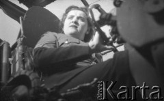 1945-1946, Faldingworth, Wielka Brytania. 
Ochotniczka WAAF (Pomocniczej Lotniczej Służby Kobiet) prawdopodobnie kpr. Helena Brejwo, pozuje do zdjęcia za sterami Lancastera.
Fot. Zenon Brejwo, zbiory Ośrodka KARTA