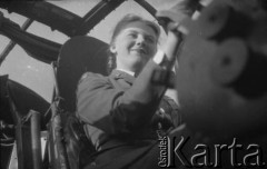1945-1946, Faldingworth, Wielka Brytania. 
Ochotniczka WAAF (Pomocniczej Lotniczej Służby Kobiet) pozuje do zdjęcia za sterami Lancastera.
Fot. Zenon Brejwo, zbiory Ośrodka KARTA