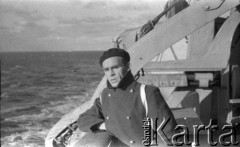 1943-1946, Wielka Brytania.
Sanitariusz ze Stacji Faldingworth, sierżant Zenon Brejwo, na łodzi wycieczkowej.
Fot. NN, zbiory Ośrodka KARTA