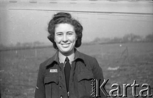1943-1946, Wielka Brytania. 
Niezidentyfikowana ochotniczka WAAF (Pomocniczej Lotniczej Służby Kobiet) pozuje do zdjęcia
Fot. Zenon Brejwo, zbiory Ośrodka KARTA