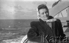 1943-1946, Wielka Brytania. 
Ochotniczka WAAF (Pomocniczej Lotniczej Służby Kobiet) prawdopodobnie kpr. Helena Brejwo, małżonka sierżanta Zenona Brejwo, sanitariusza ze Stacji Faldingworth podczas rejsu łodzią wycieczkową.
Fot. Zenon Brejwo, zbiory Ośrodka KARTA