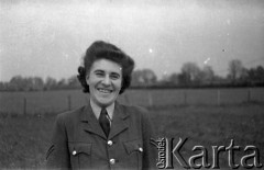 1943-1946, Wielka Brytania. 
Niezidentyfikowana ochotniczka WAAF (Pomocniczej Lotniczej Służby Kobiet) pozuje do zdjęcia.
Fot. Zenon Brejwo, zbiory Ośrodka KARTA