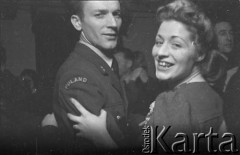 31.12.1943, Ingham, Wielka Brytania. 
Porucznik z 300 Dywizjonu w tańcu z partnerką na zabawie sylwestrowej.
Fot. Zenon Brejwo, zbiory Ośrodka KARTA