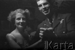 31.12.1943, Ingham, Wielka Brytania. 
Podporucznik nawigator z 300 Dywizjonu w tańcu z partnerką na zabawie sylwestrowej.
Fot. Zenon Brejwo, zbiory Ośrodka KARTA