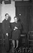 1943-1946, Wielka Brytania. 
Lotnik w brytyjskim stopniu Pilot Officera z ochotniczką - oficerem WAAF (Lotniczej Pomocniczej Służby Kobiet) w stopniu.
Fot. Zenon Brejwo, zbiory Ośrodka KARTA