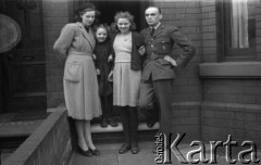 1943-1946, Wielka Brytania. 
Pierwszy z prawej sierżant Zenon Brejwo, sanitariusz ze Stacji Faldingworth.
Fot. NN, zbiory Ośrodka KARTA