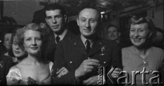 31.12.1943, Ingham, Wielka Brytania. 
Dowódca 300 Dywizjonu mjr pilot Kazimierz Kuzian w otoczeniu pań podczas zabawy sylwestrowej.
Fot. Zenon Brejwo, zbiory Ośrodka KARTA